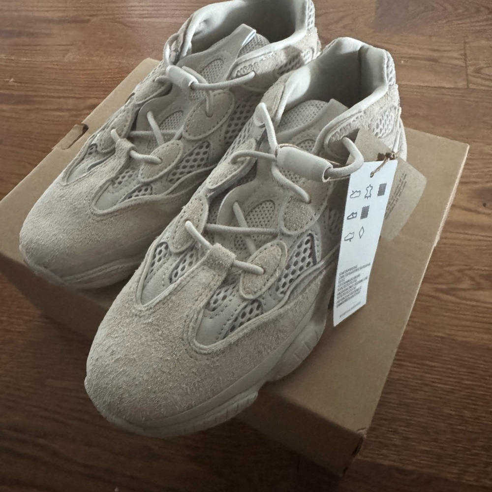 💯 Authentic Yeezy 500 Kids Sneakers. Brand New - Size 3!